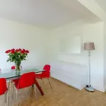 Eiffel View - Spacious 3Br - Sleeps 9 - Terrace