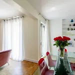 Eiffel View - Spacious 3Br - Sleeps 9 - Terrace