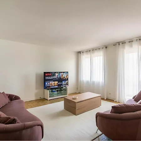 Eiffel View - Spacious 3Br - Sleeps 9 - Terrace