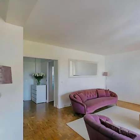 Eiffel View - Spacious 3Br - Sleeps 9 - Terrace Apartment *