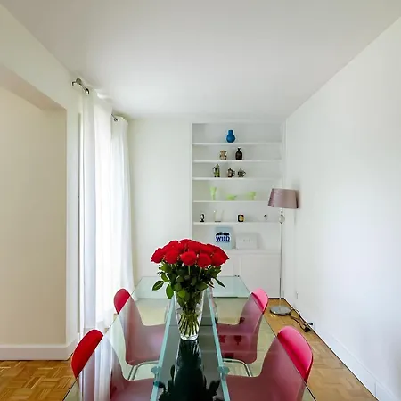 Eiffel View - Spacious 3Br - Sleeps 9 - Terrace *