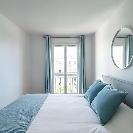 Eiffel View - Spacious 3Br - Sleeps 9 - Terrace Apartment *