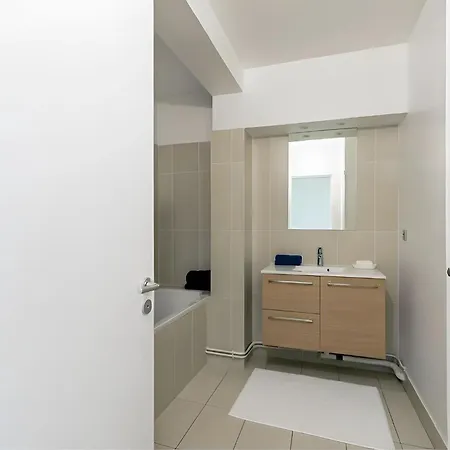 Eiffel View - Spacious 3Br - Sleeps 9 - Terrace Apartment