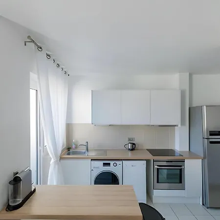 Eiffel View - Spacious 3Br - Sleeps 9 - Terrace * Paris